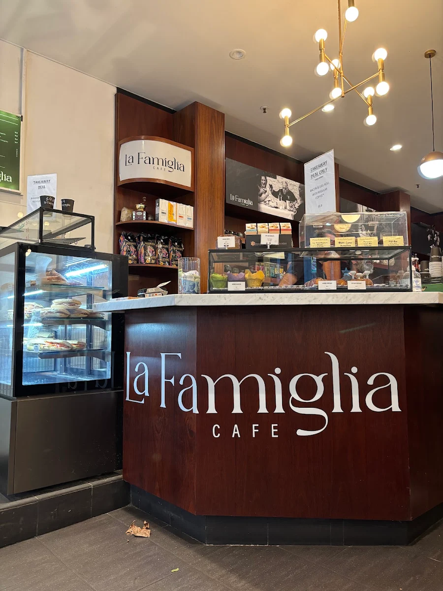 Vibe, La Famiglia Cafe