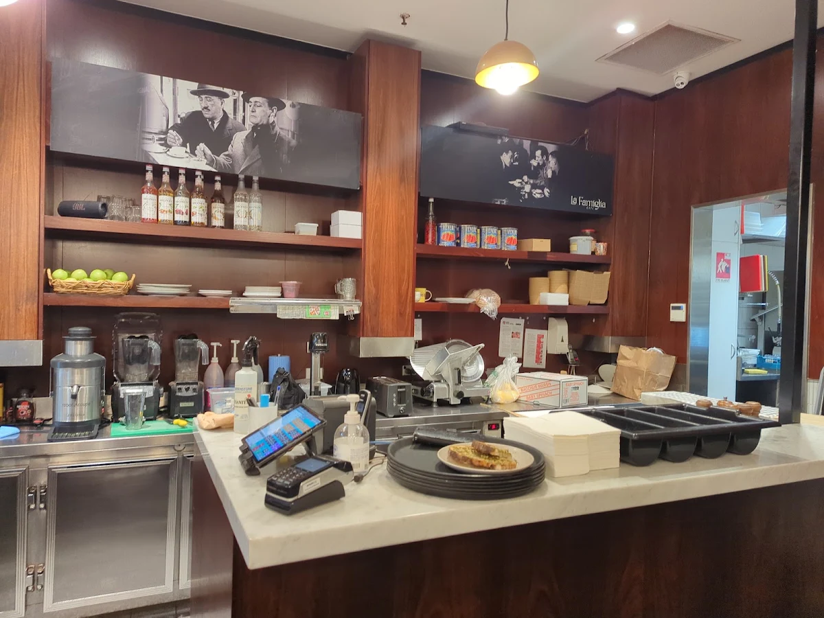 Vibe, La Famiglia Cafe