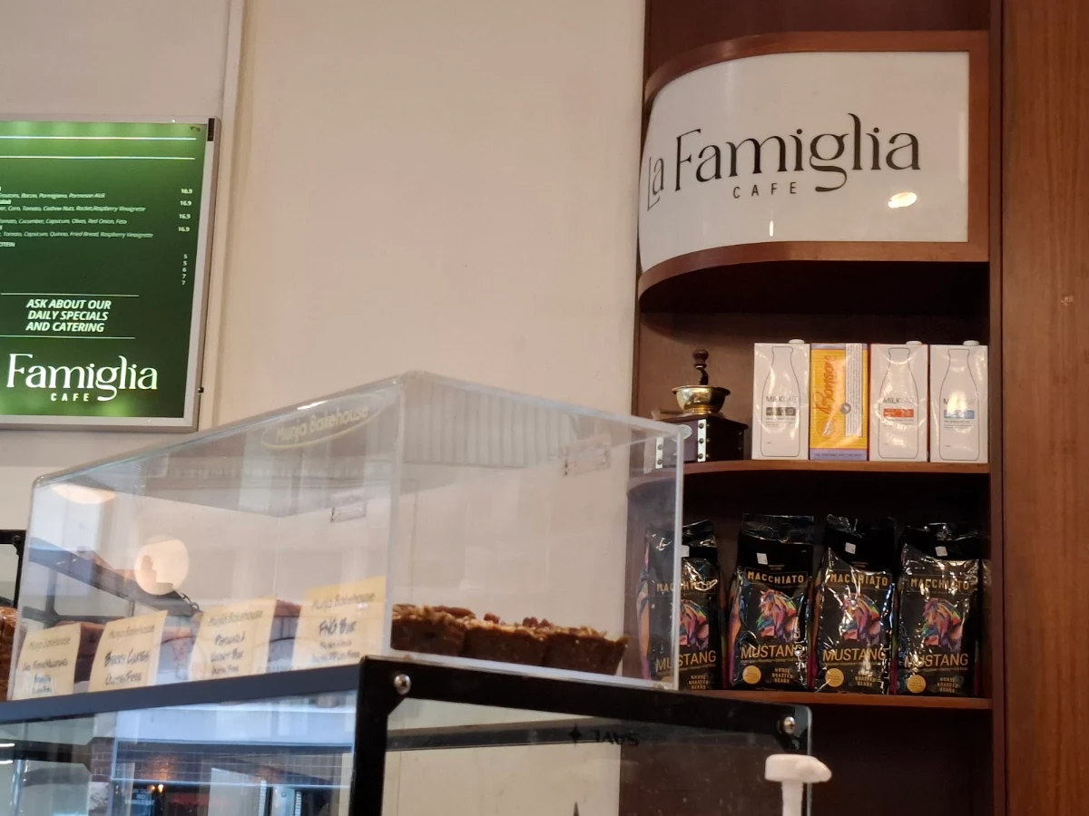 Vibe, La Famiglia Cafe