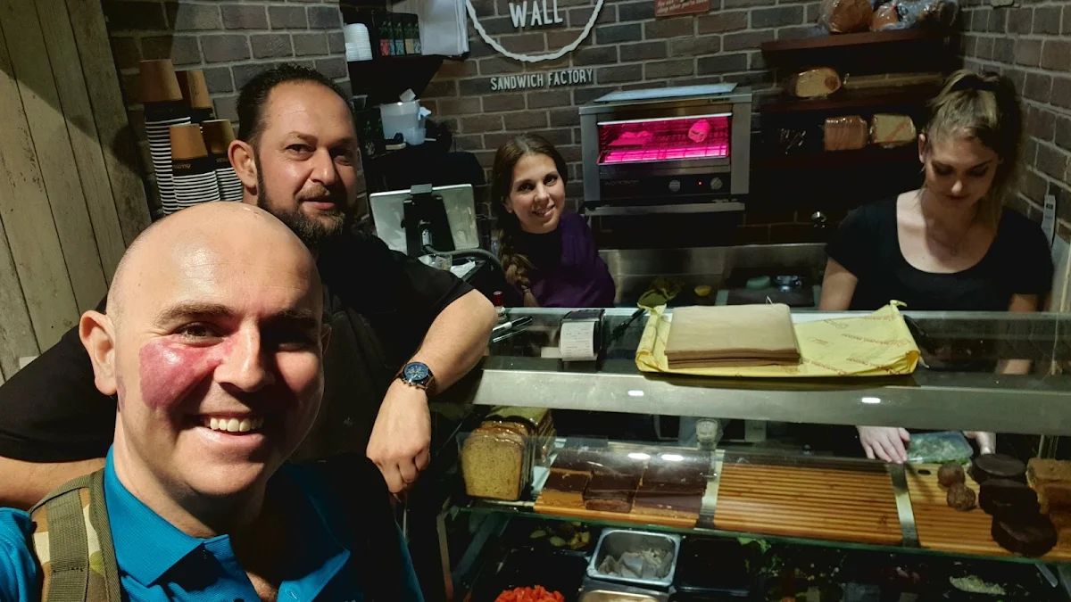 Vibe, Hole in the Wall: Sandwich Factory