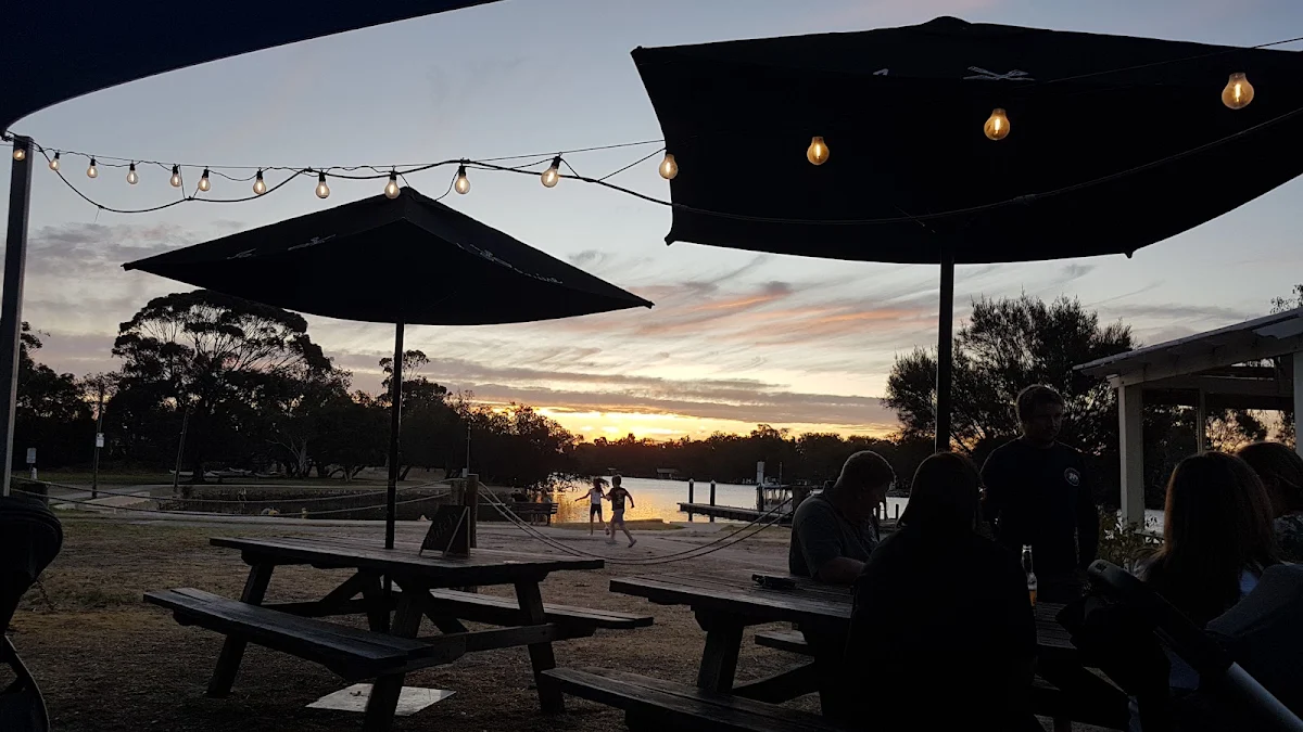 Vibe, Jetty's Bar And Grill