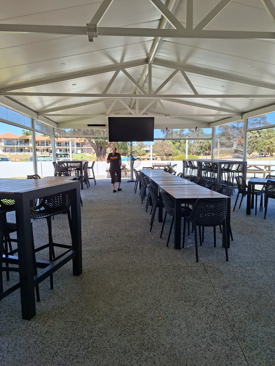 Vibe, Jetty's Bar And Grill