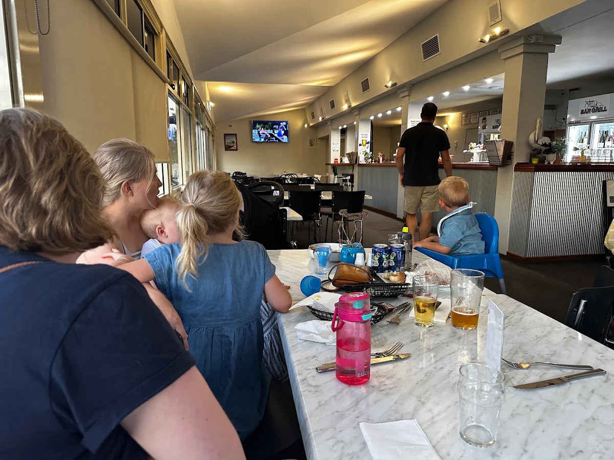 Vibe, Jetty's Bar And Grill