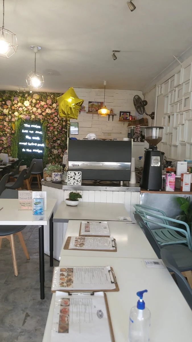 Vibe, Mon Thai Eatery