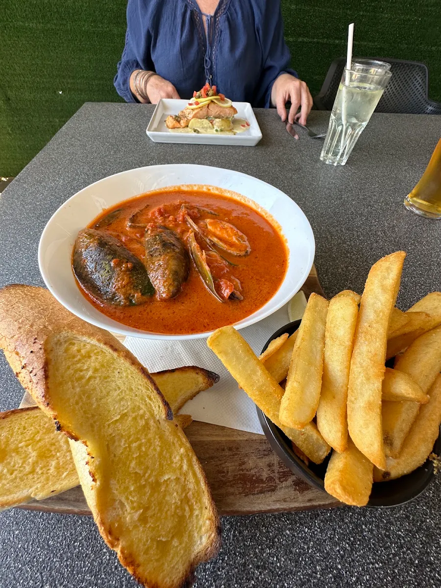Food & drink, Riverside Hotel