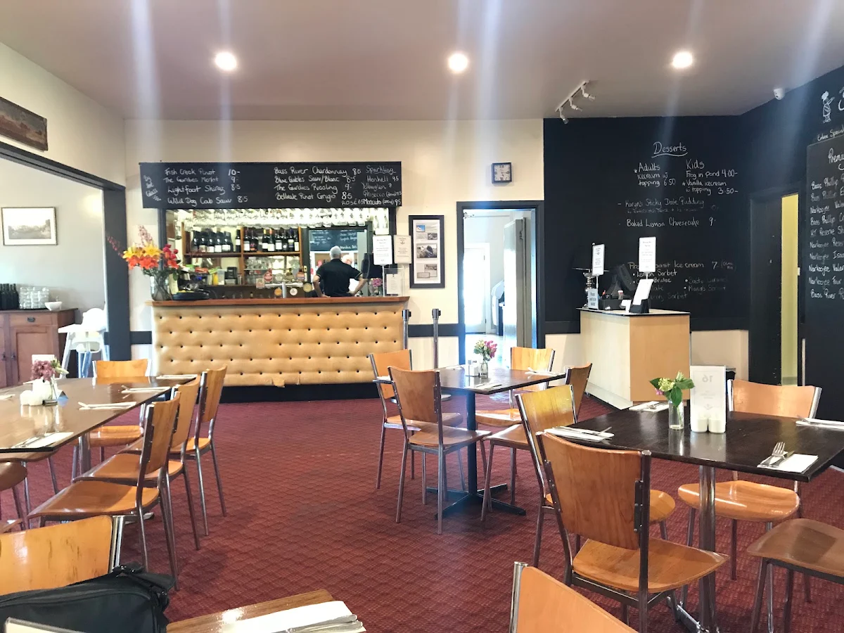 Vibe, Fish Creek Hotel