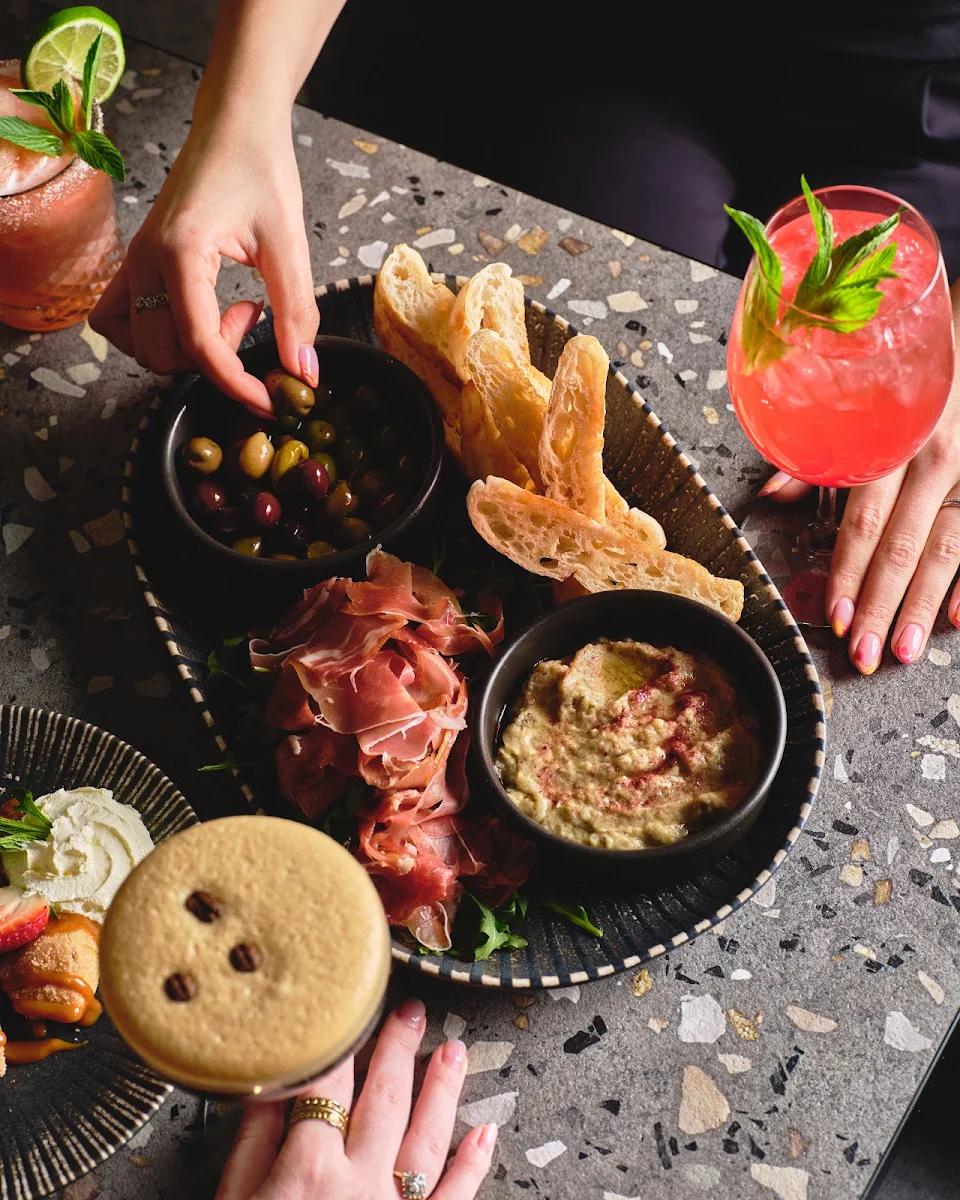 Food & drink, Alexander's