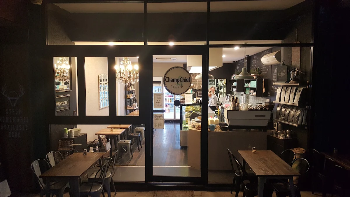 Vibe, Amici Street Cafe
