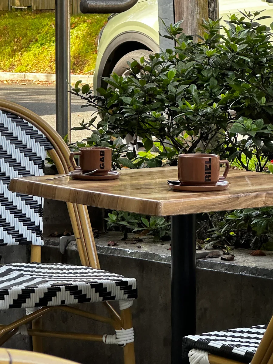 Vibe, Amici Street Cafe