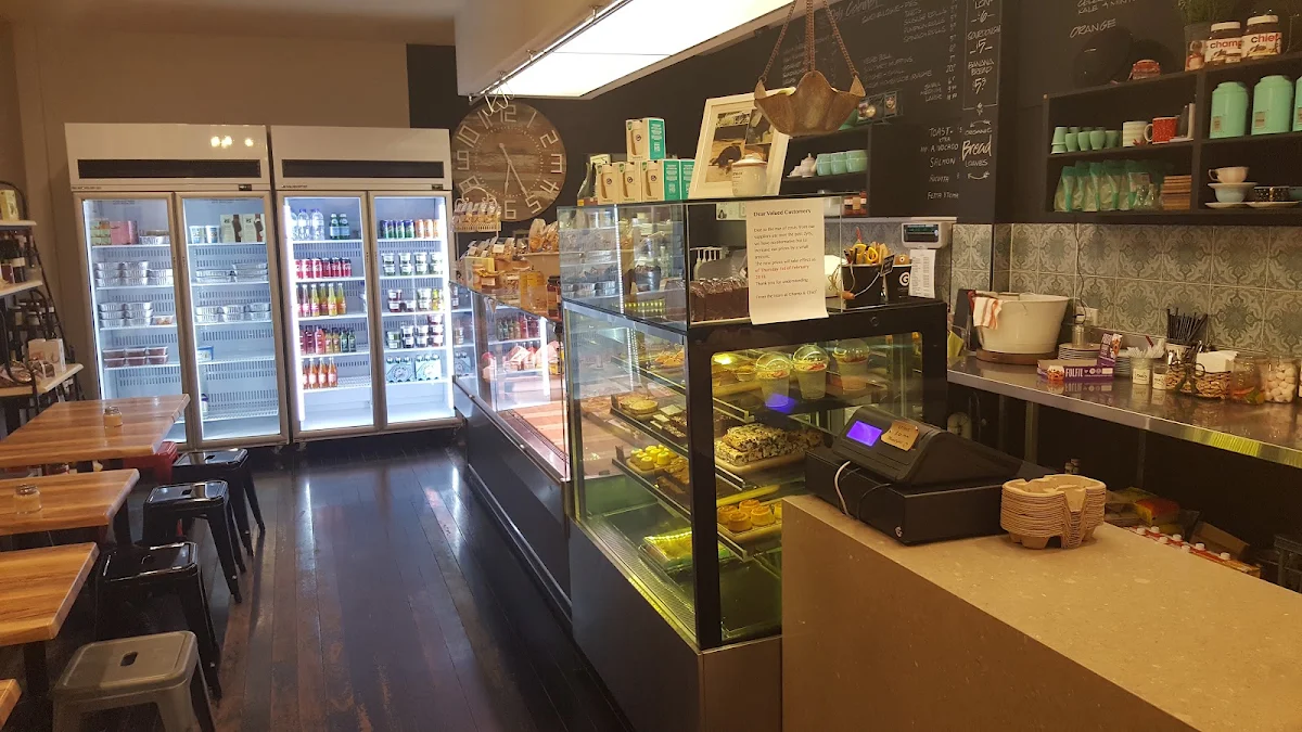 Vibe, Amici Street Cafe