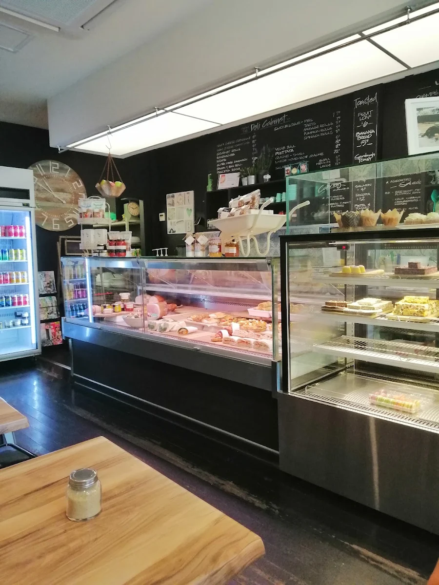 Vibe, Amici Street Cafe