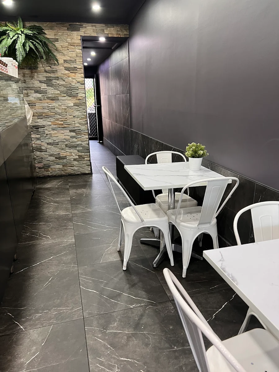 Vibe, Michaelangelo's Pizzeria