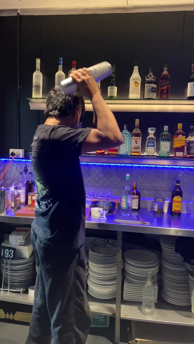 Vibe, Valencia Bar and Grill