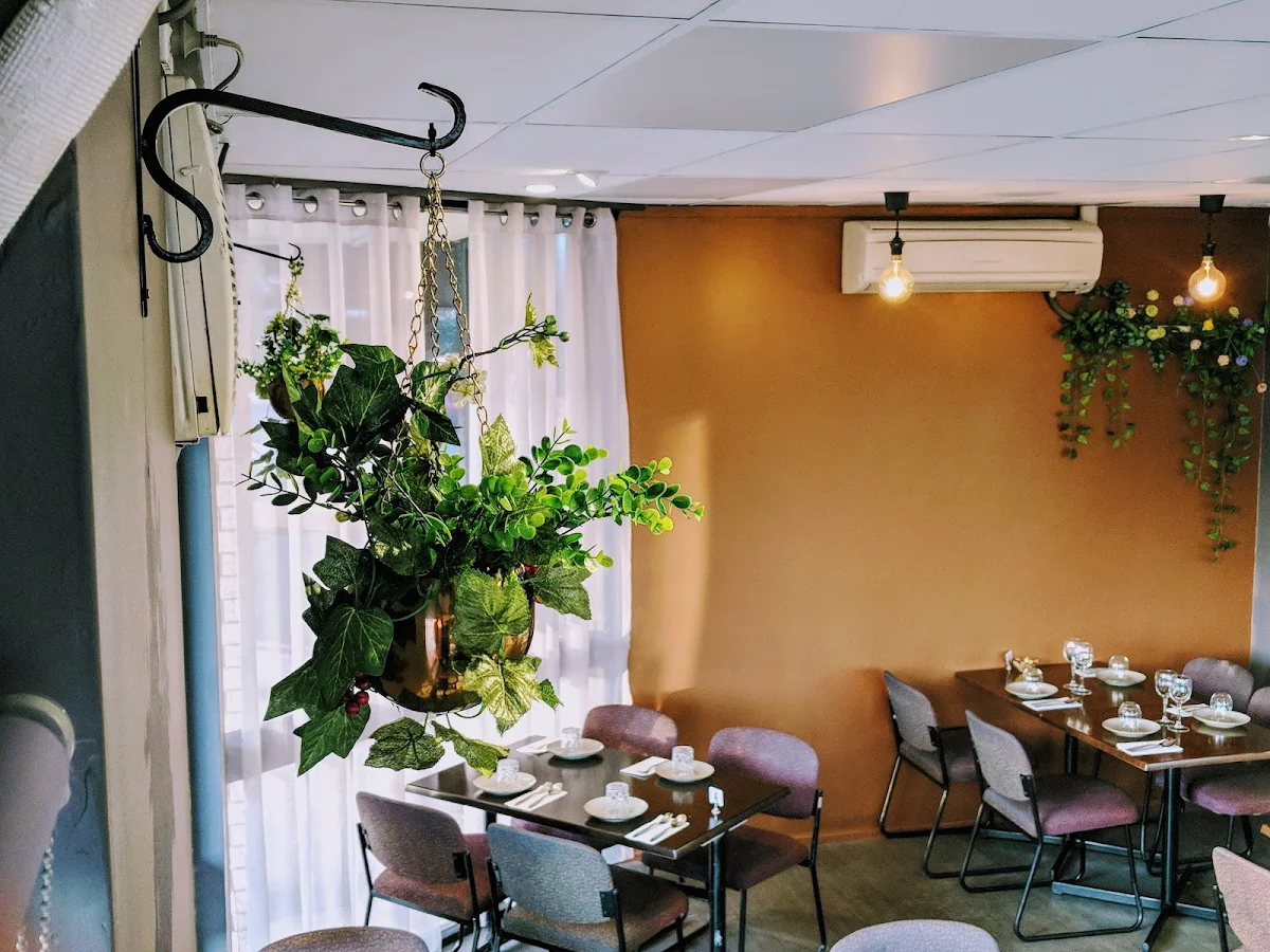 Vibe, Sit at Siam Thai Restaurant