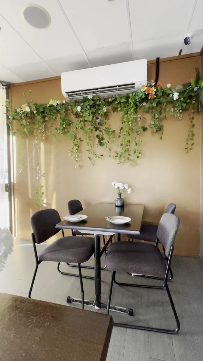 Vibe, Sit at Siam Thai Restaurant