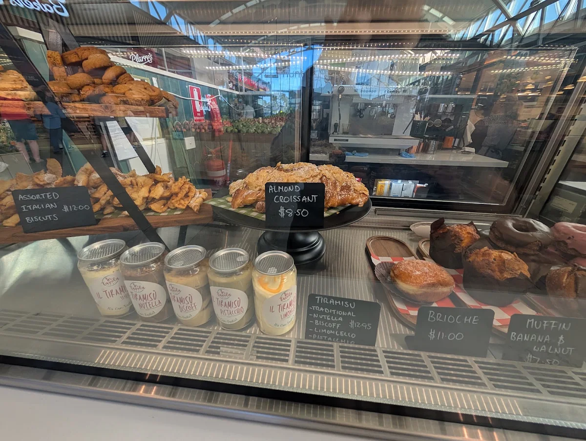Vibe, The 3 Legs Cafe