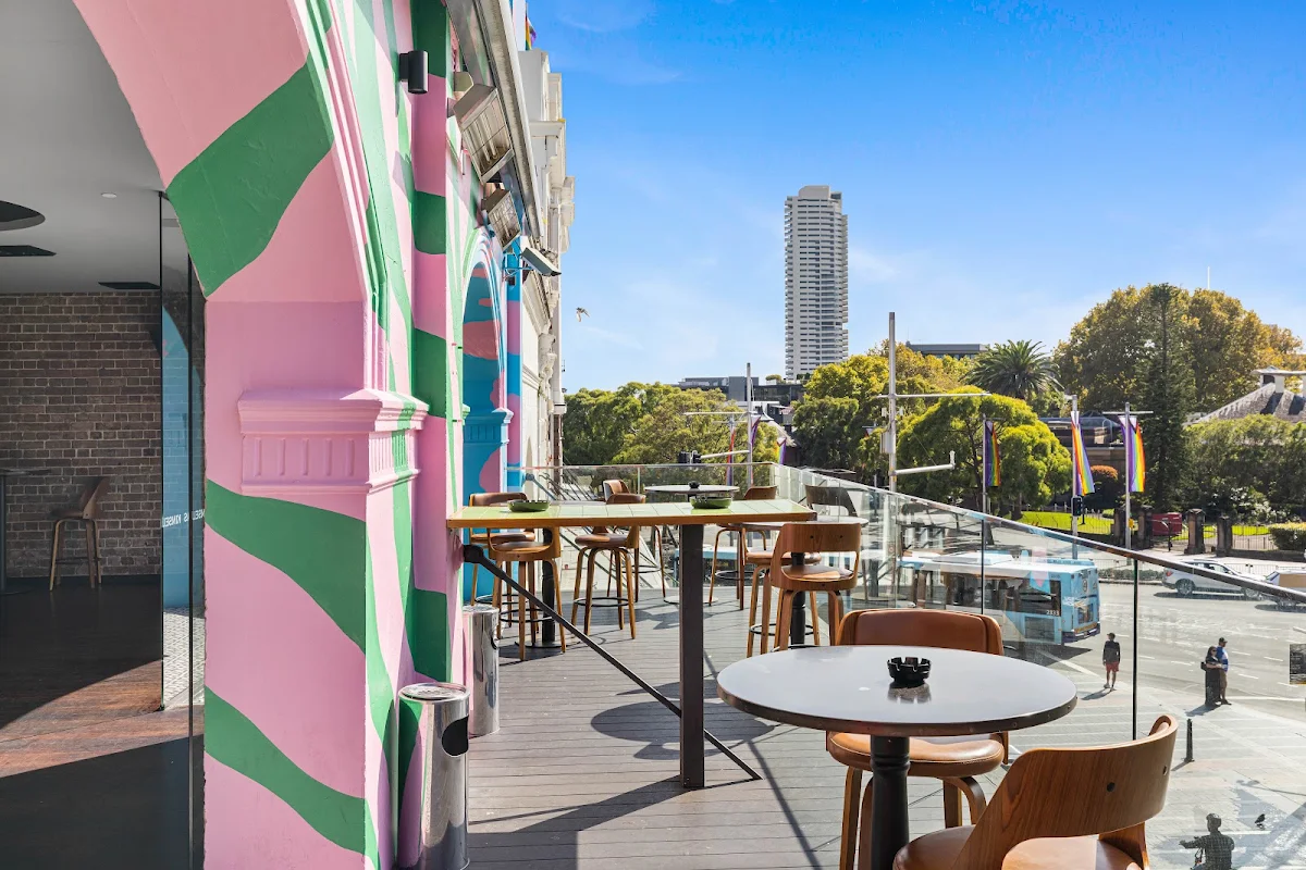 Vibe, Kinselas Hotel