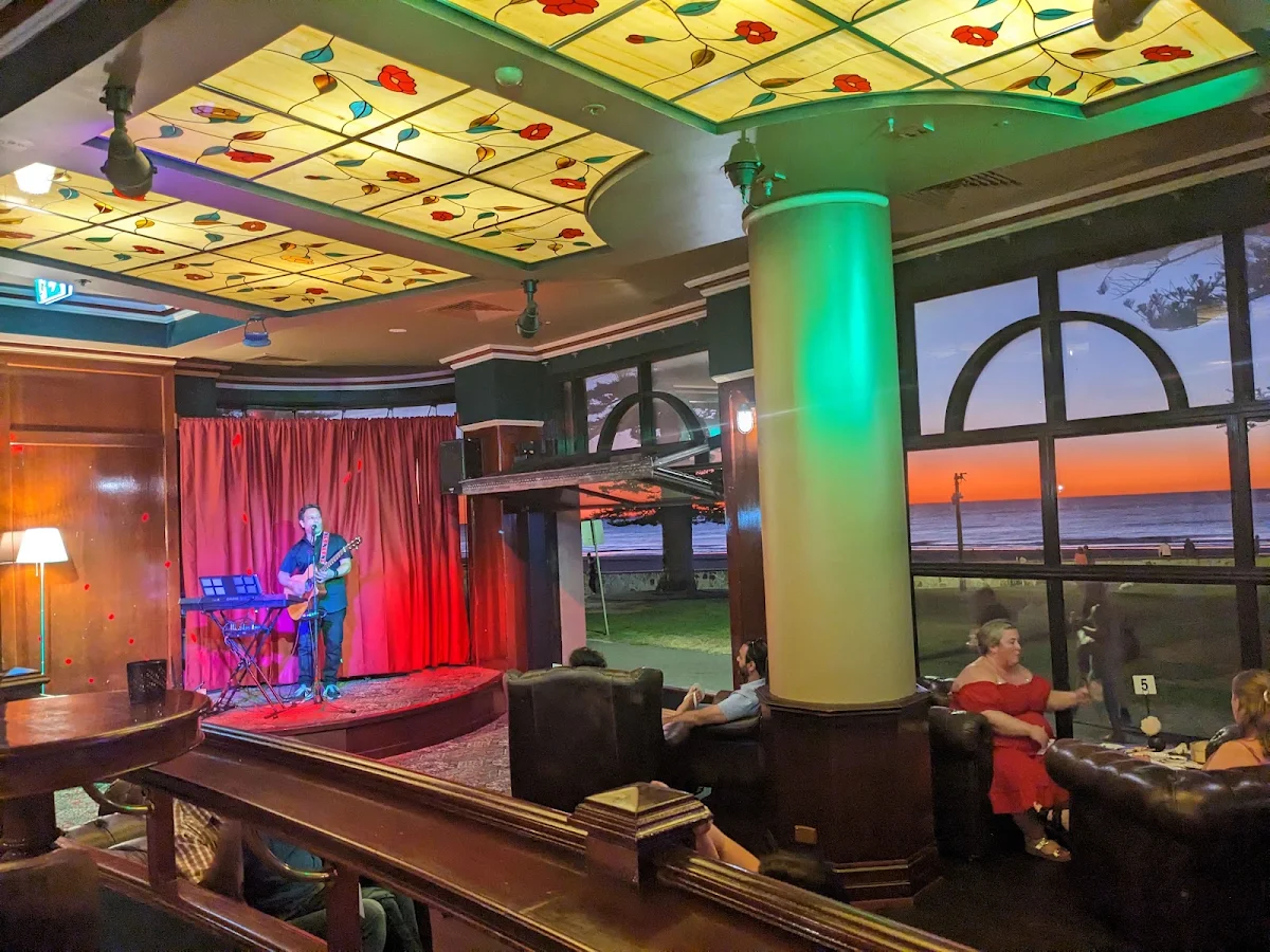 Vibe, Horizons Cocktail Lounge