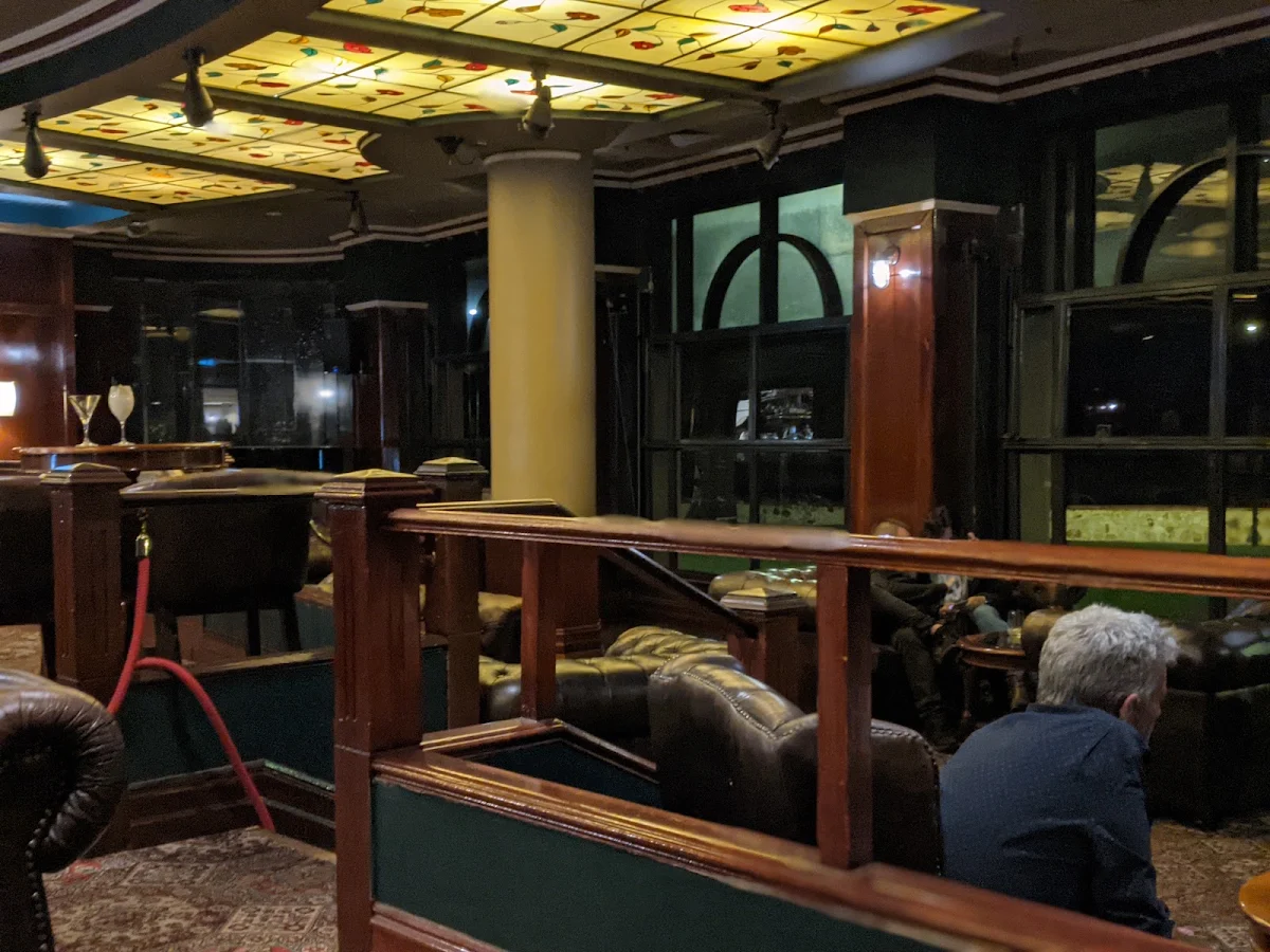 Vibe, Horizons Cocktail Lounge