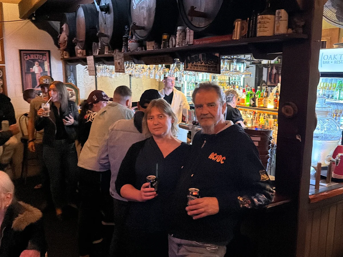 Vibe, Oak Tree Tavern