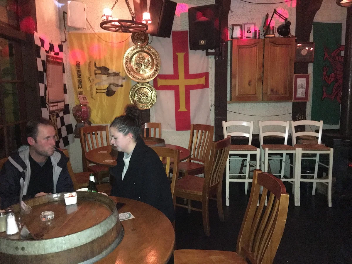 Vibe, Oak Tree Tavern