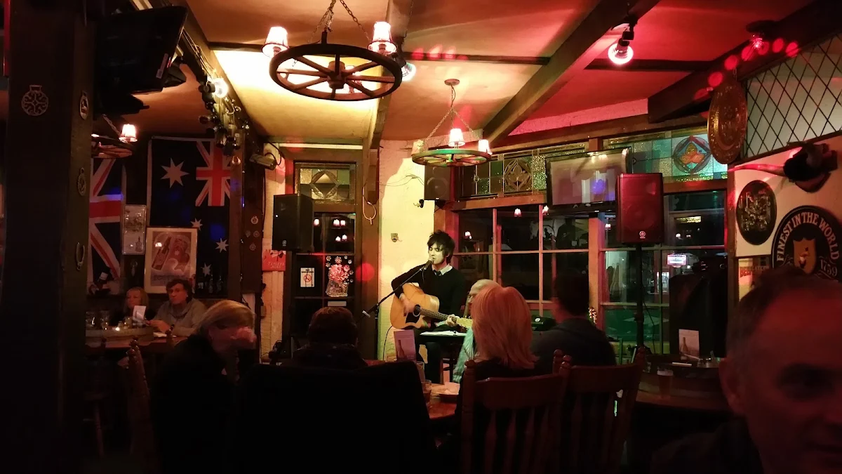 Vibe, Oak Tree Tavern