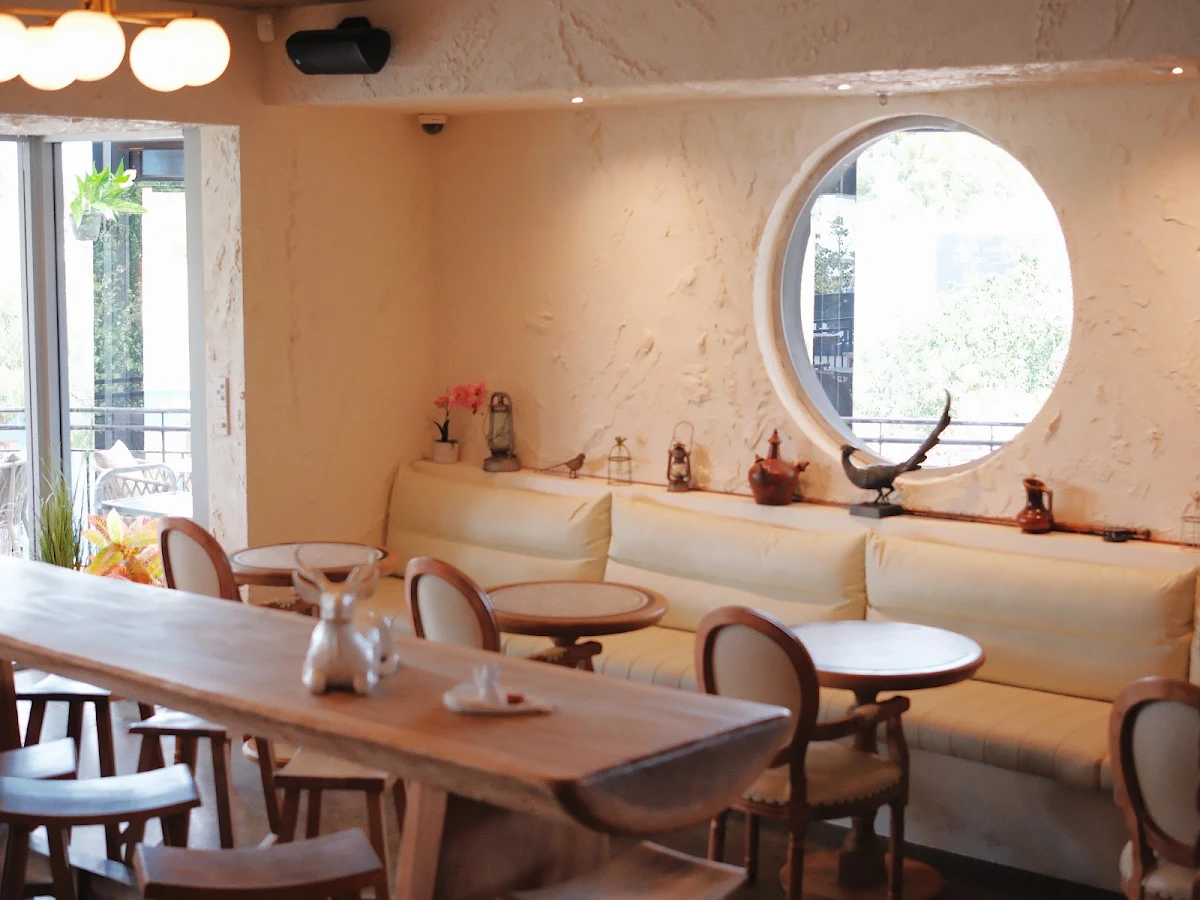 Vibe, The Cabin Small Bar