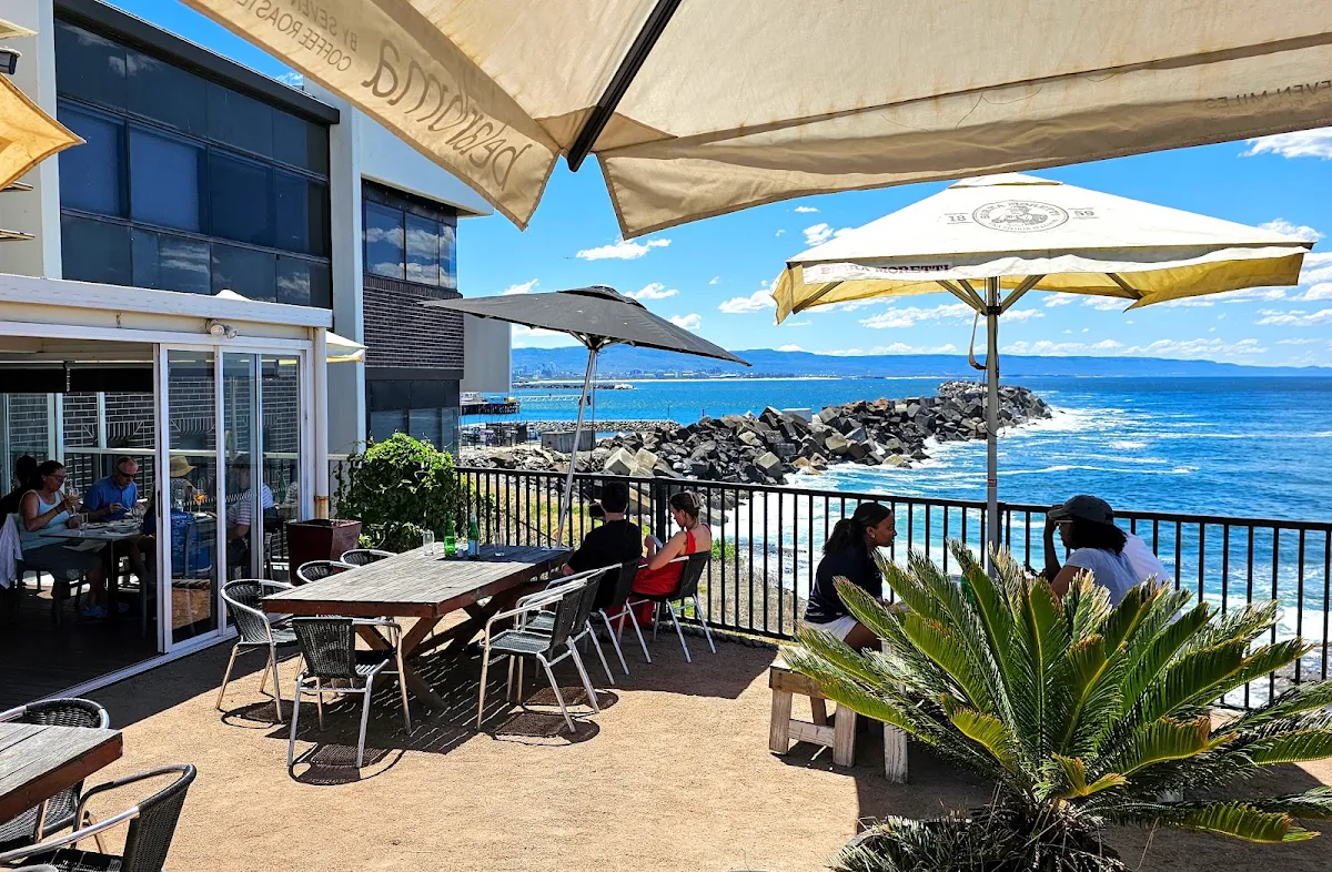 Vibe, Lo Stretto Cafe Restaurant
