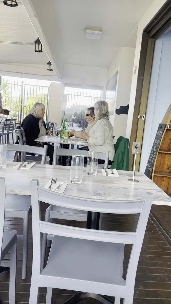 Vibe, Lo Stretto Cafe Restaurant