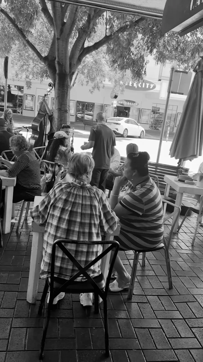 Vibe, Guru's Cafeteria