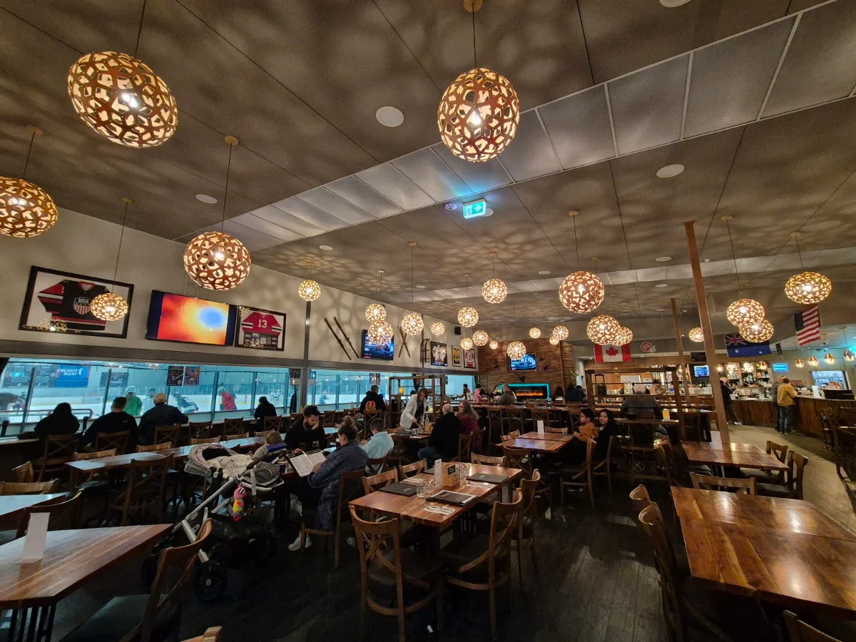 Vibe, Cabin 401 Bar & Grill