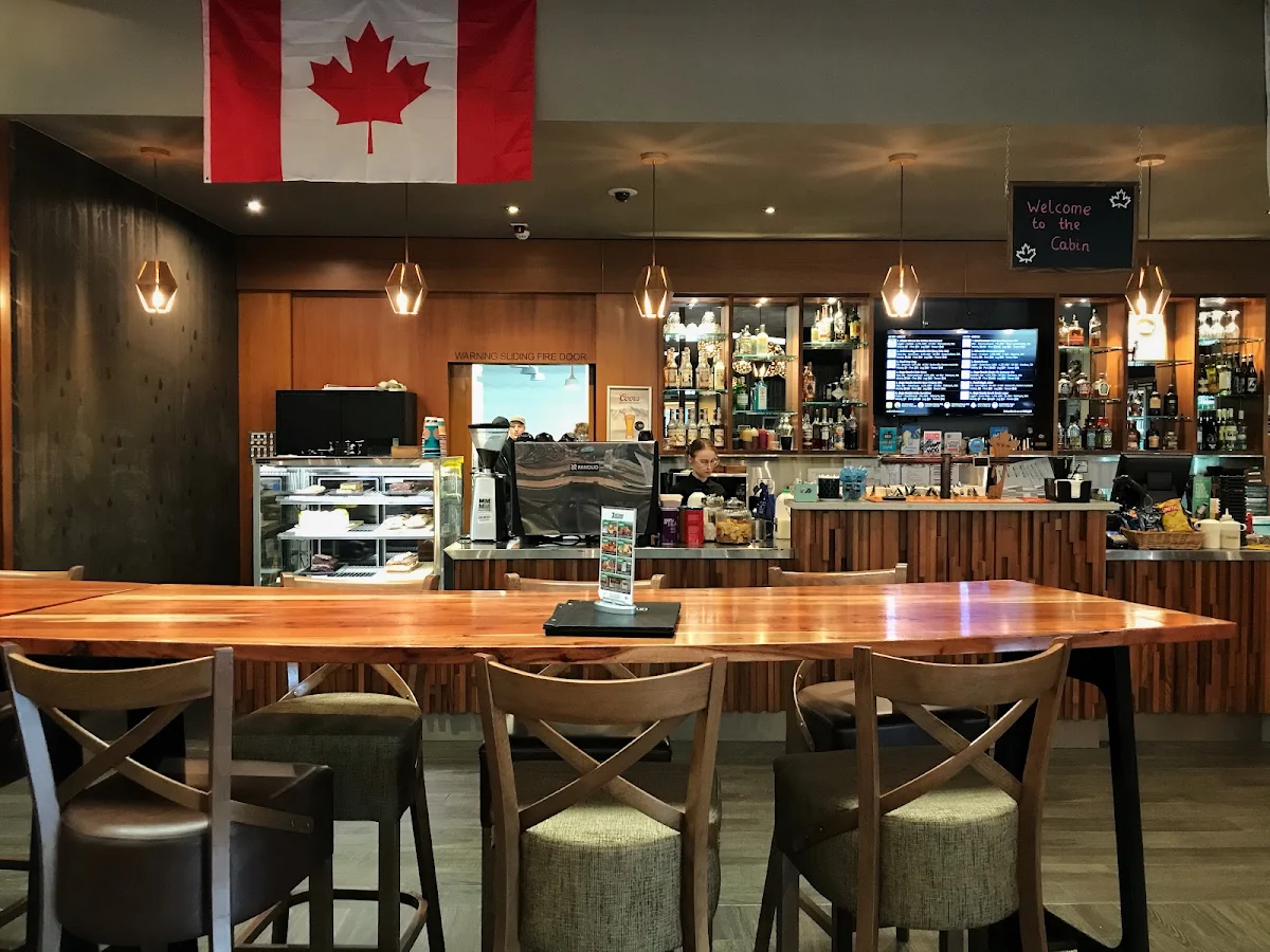 Vibe, Cabin 401 Bar & Grill