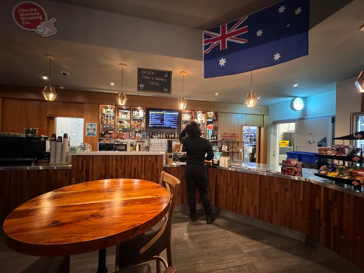 Vibe, Cabin 401 Bar & Grill