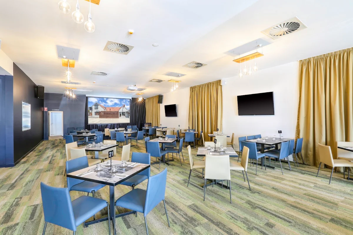 Vibe, Valley Inn Hotel