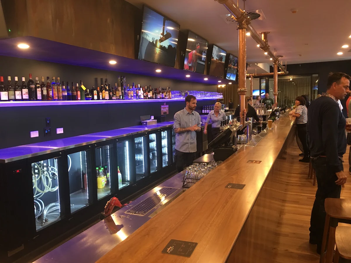 Vibe, Valley Inn Hotel
