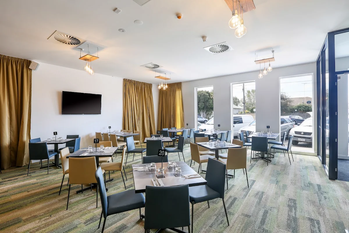 Vibe, Valley Inn Hotel