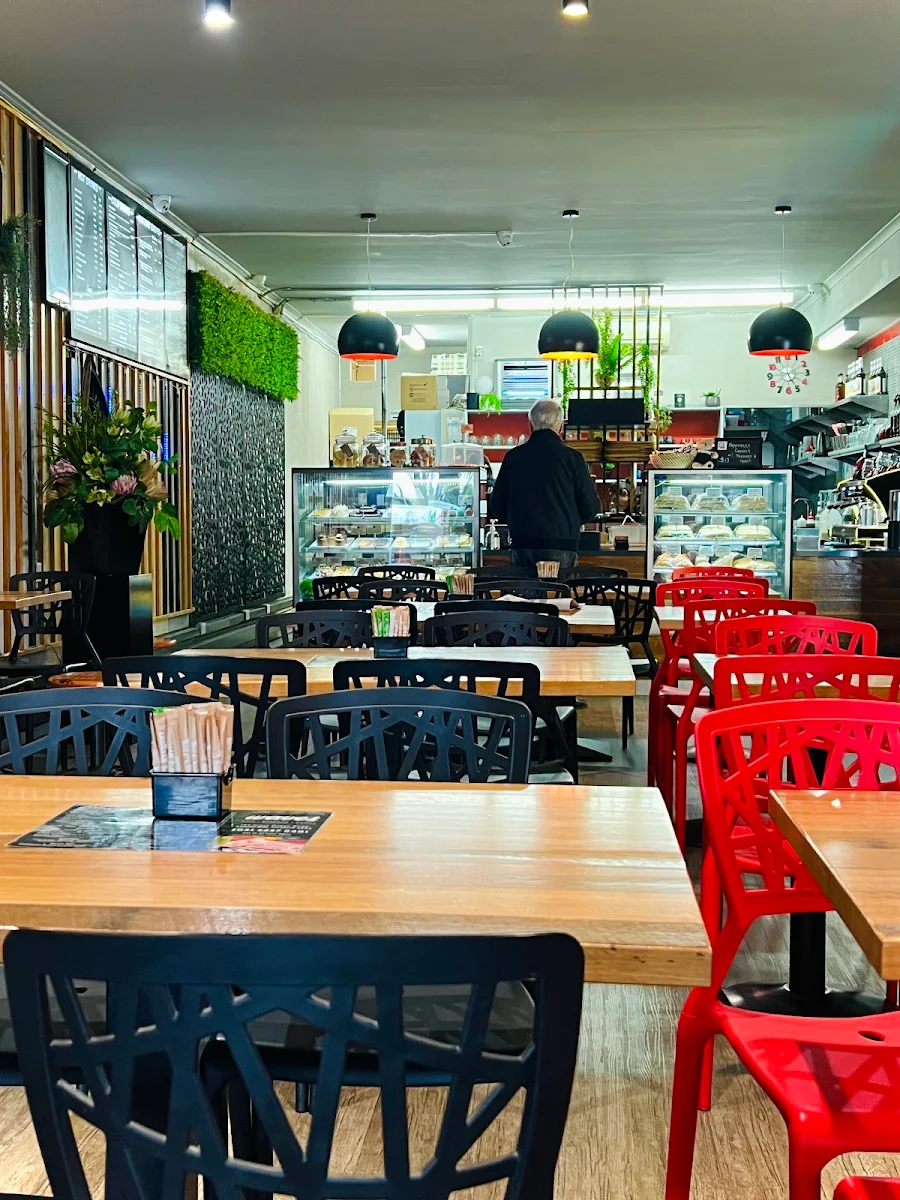 Vibe, Waves Cafe