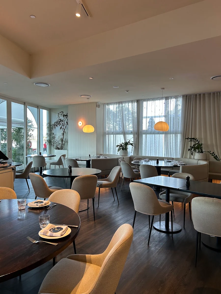 Vibe, Fosh Bar & Restaurant