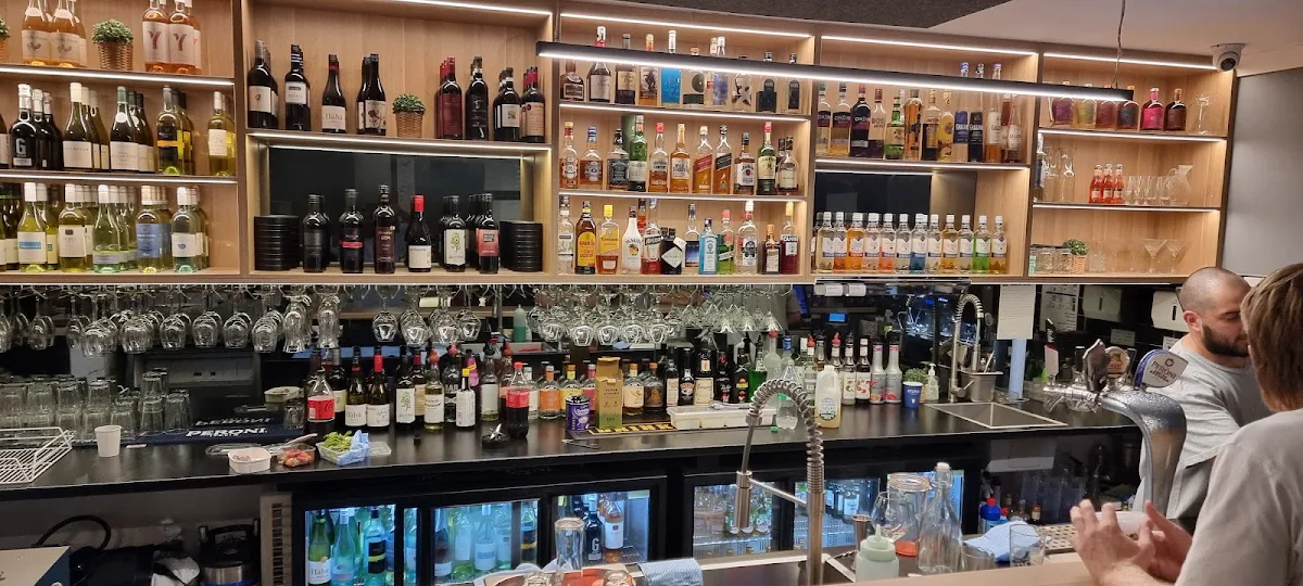 Vibe, Enzo's Cucina Panania