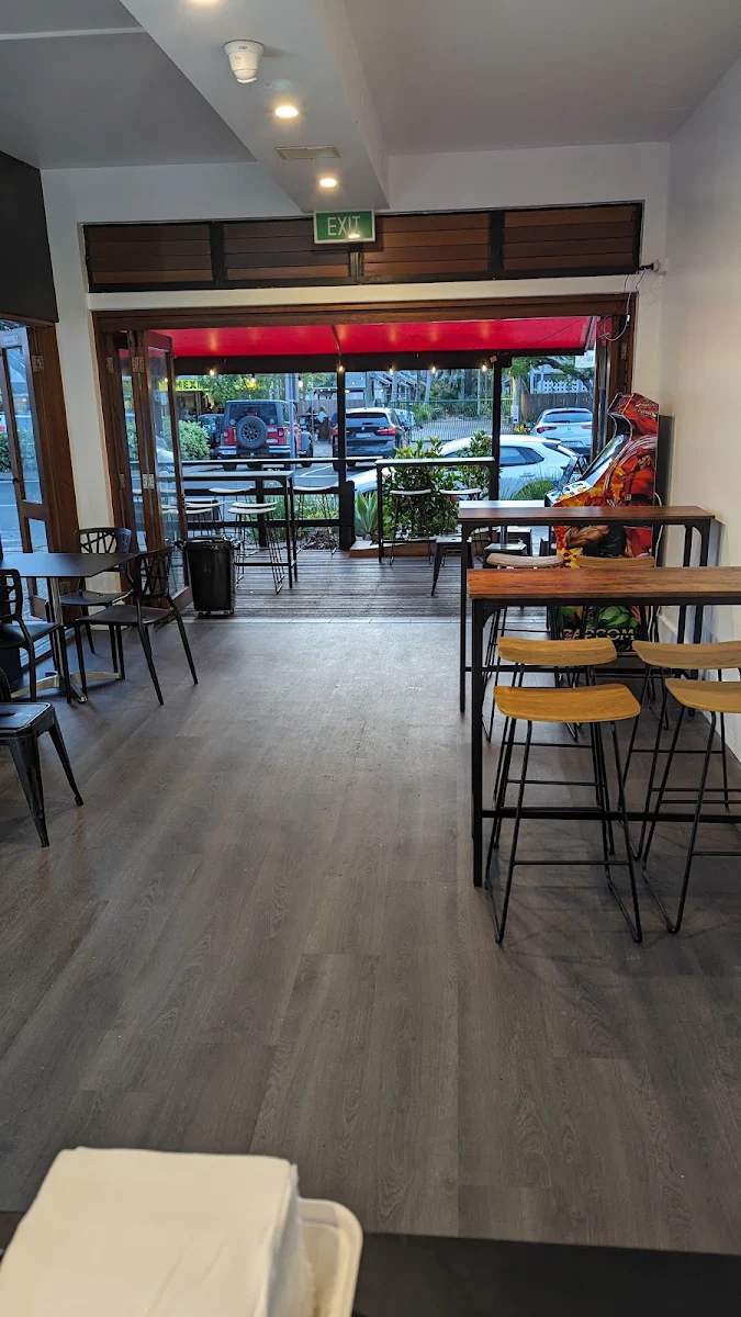 Vibe, Toothies Burger Bar