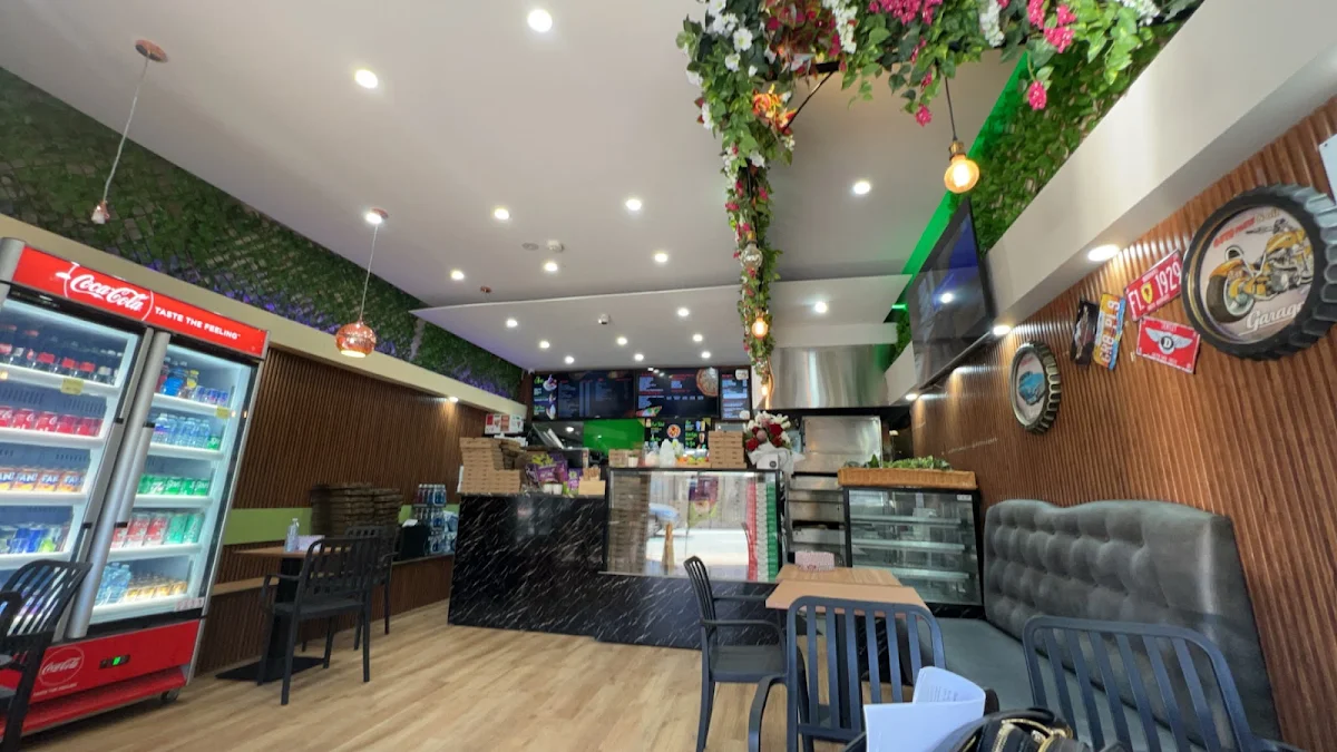 Vibe, Mina Auburn Pizzeria