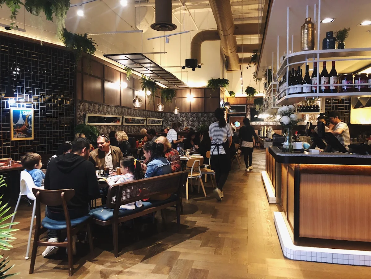 Vibe, Kinn Thai Fountain Gate