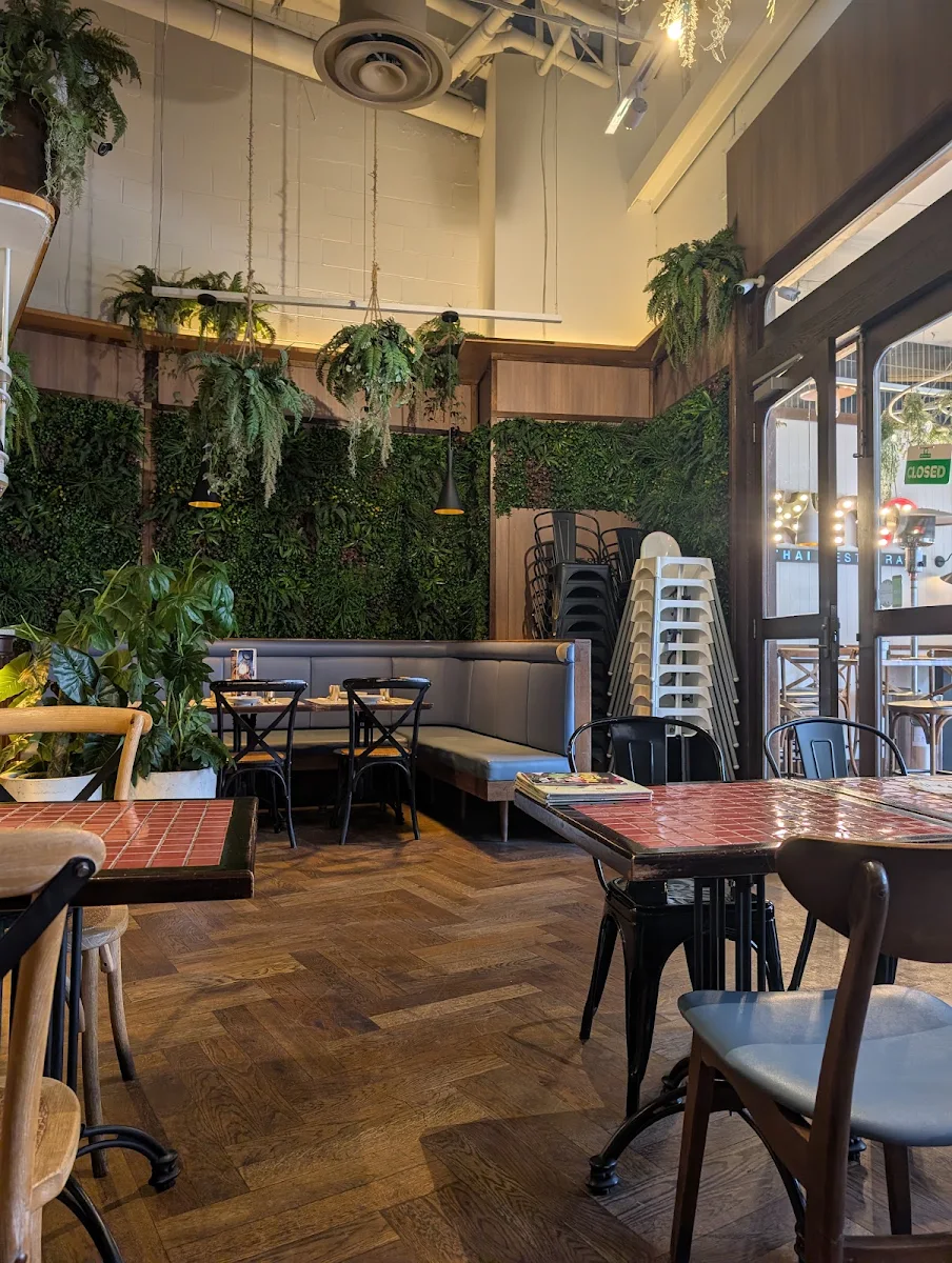 Vibe, Kinn Thai Fountain Gate
