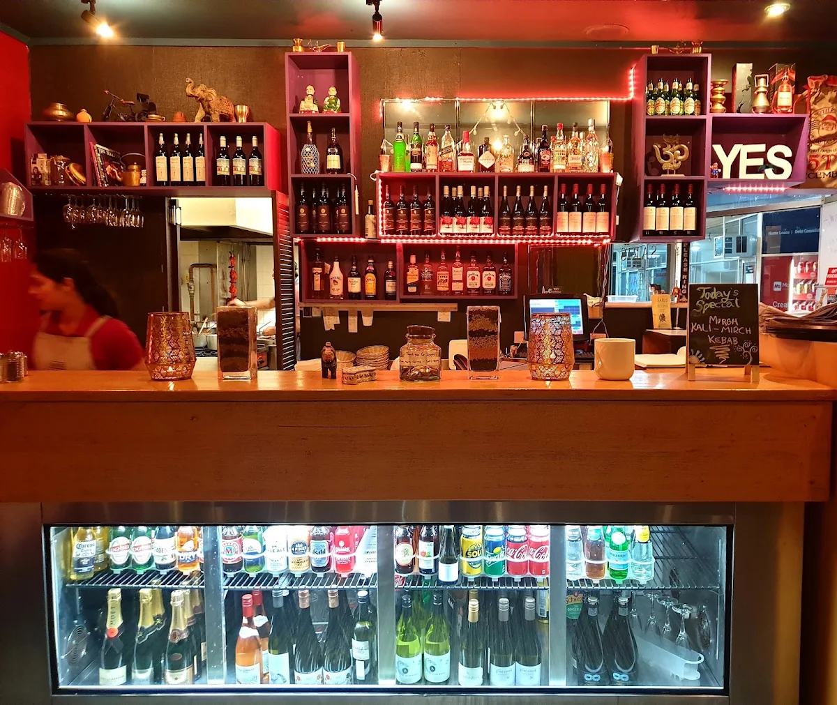Vibe, Sari's Restaurant