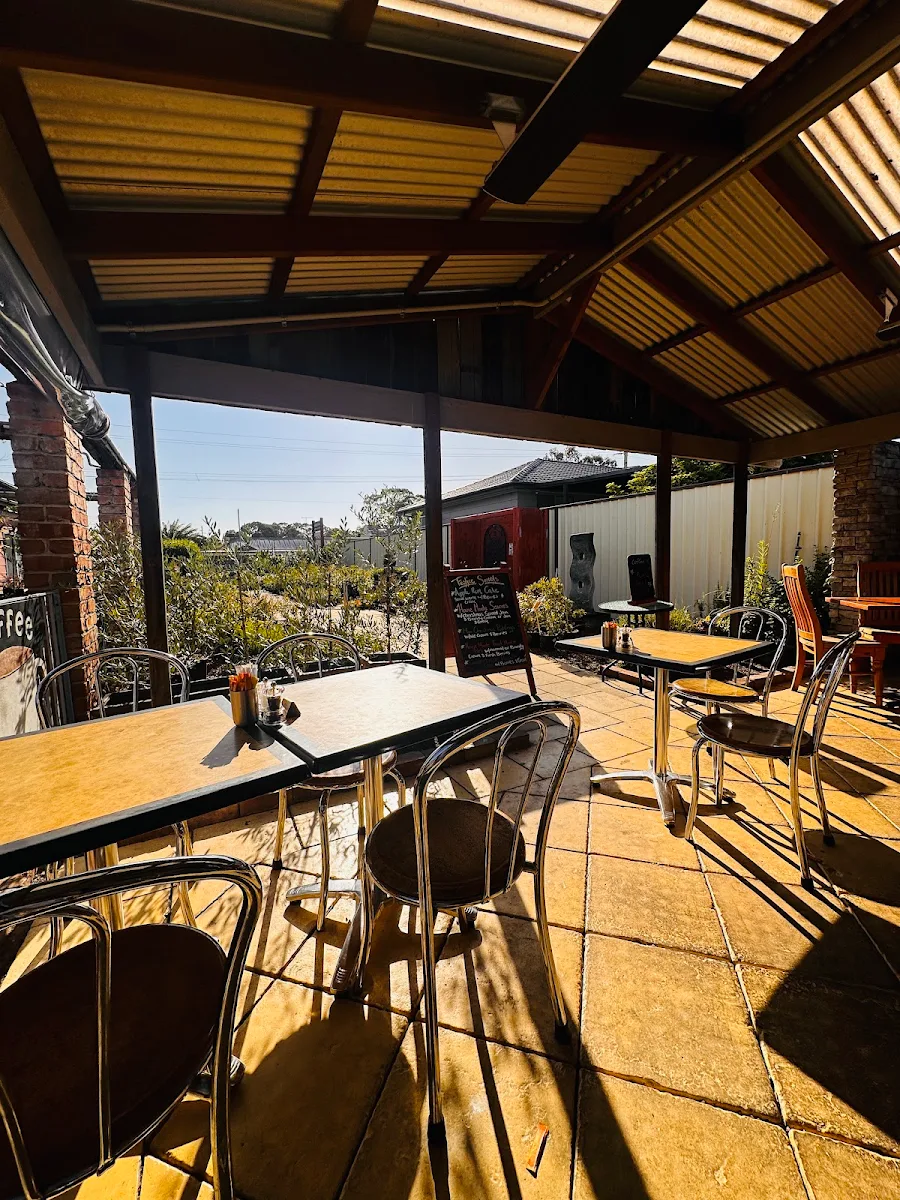 Vibe, Simply D'Vine Cafe