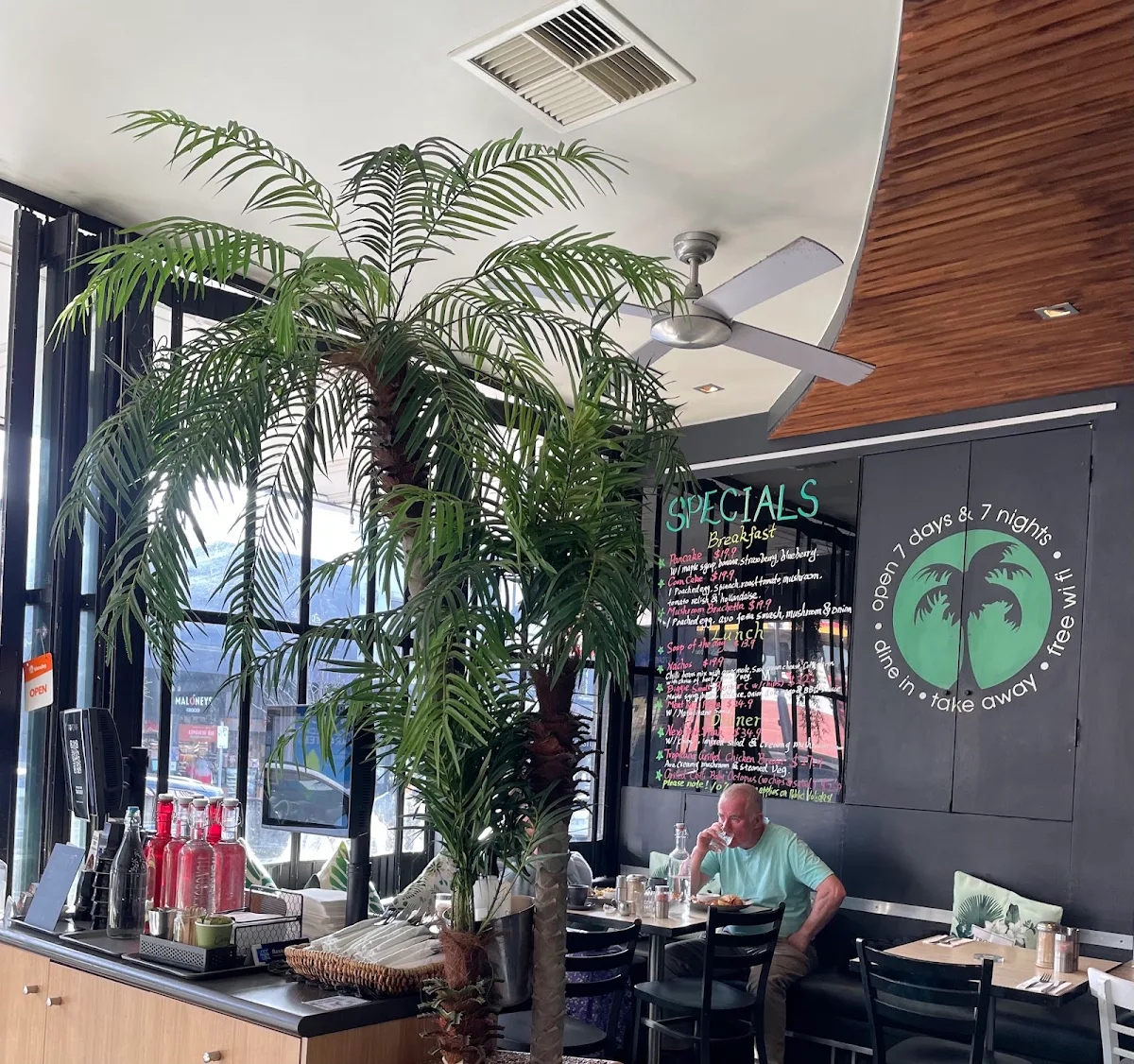 Vibe, Tropicana Cafe