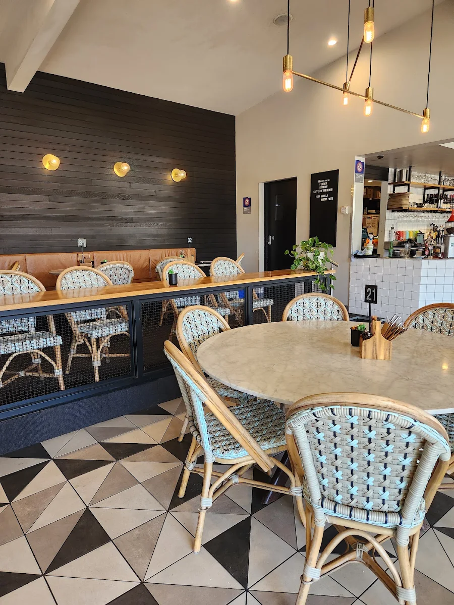 Vibe, Feathers Hotel