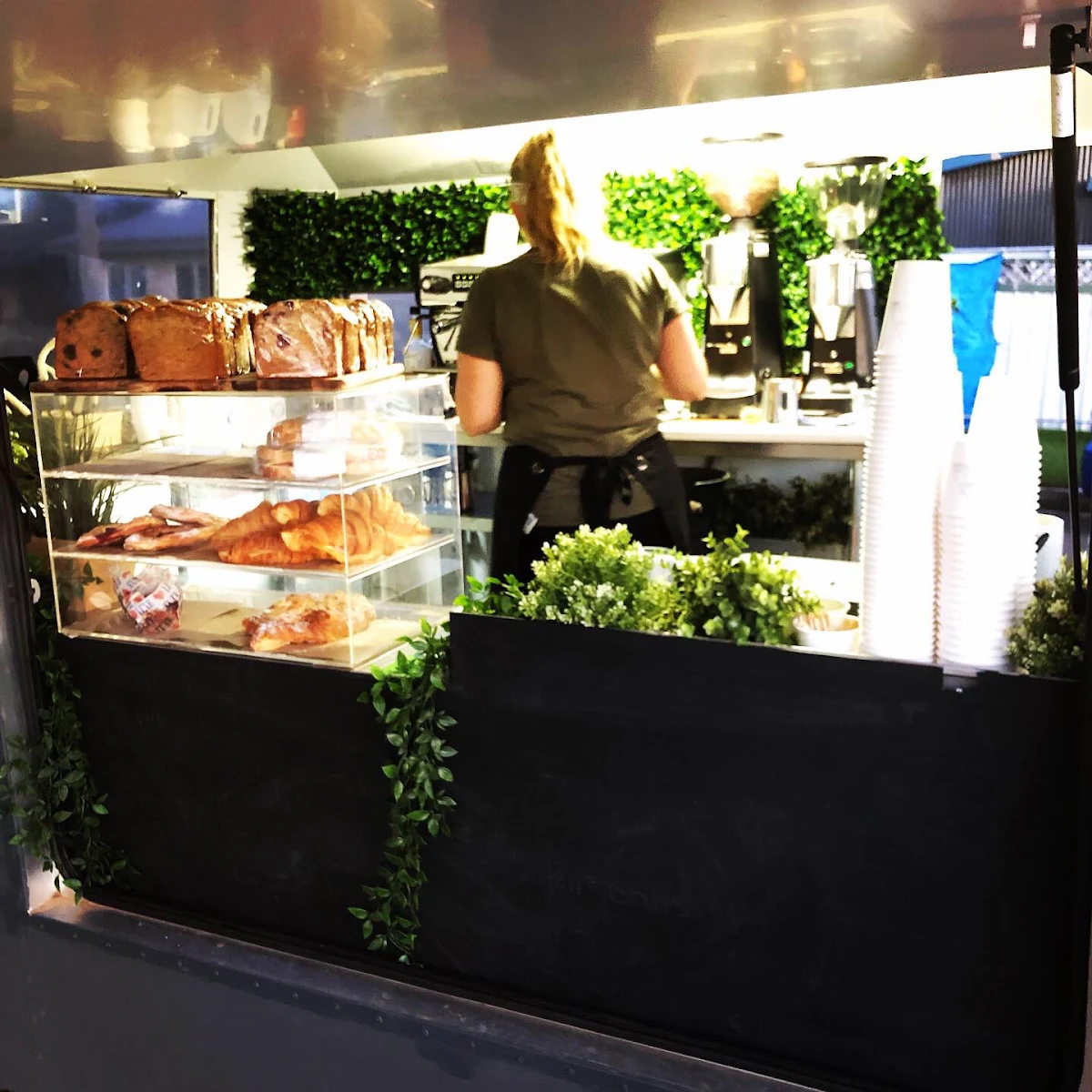 Vibe, Three Flamingos Espresso