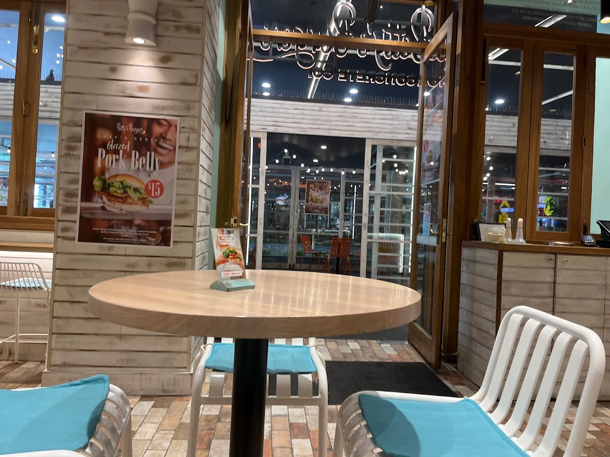 Vibe, Betty's Burgers