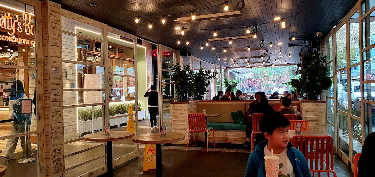 Vibe, Betty's Burgers